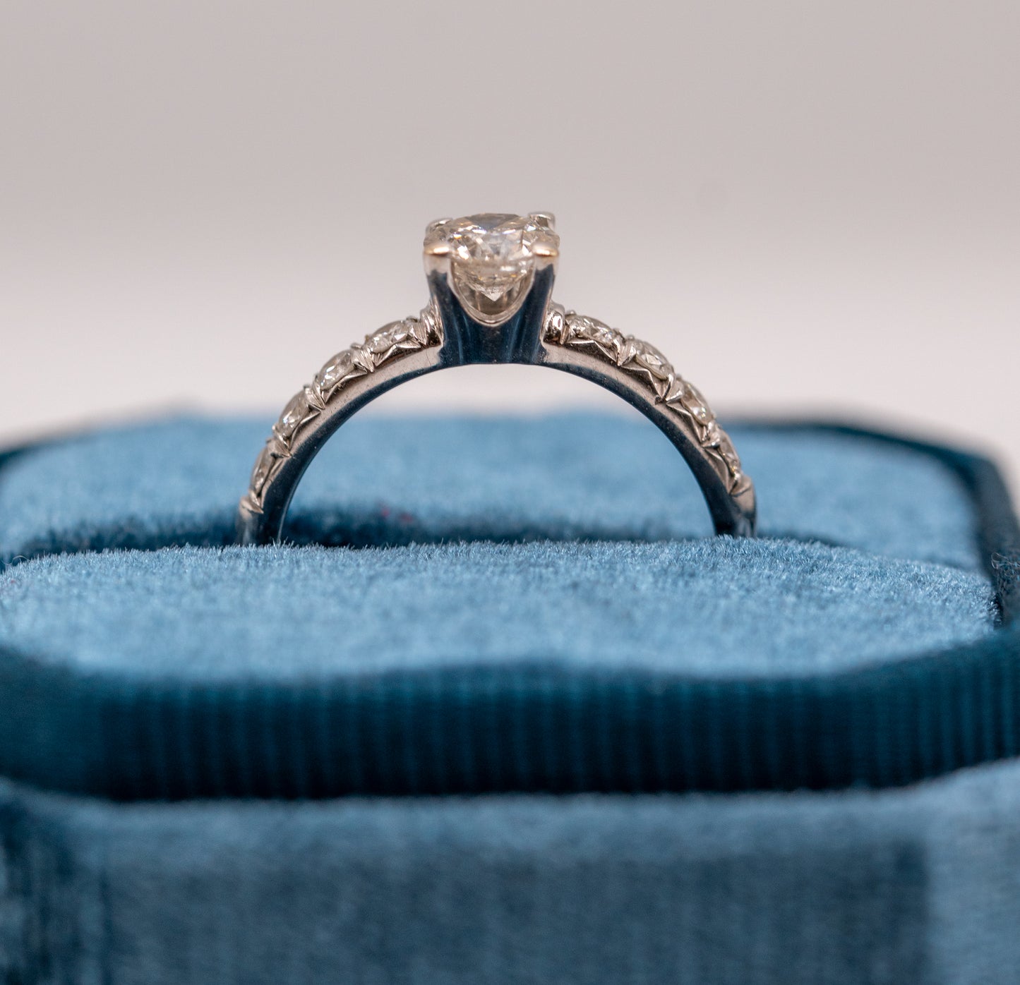 18k white gold diamond ring