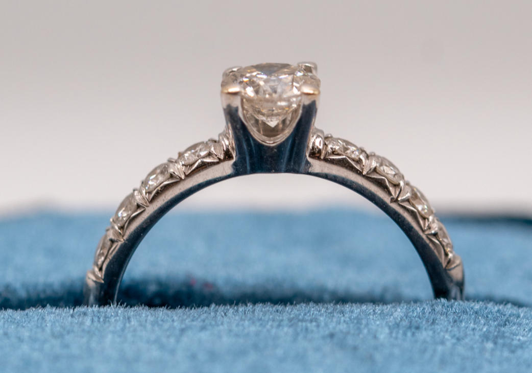 18k white gold diamond ring